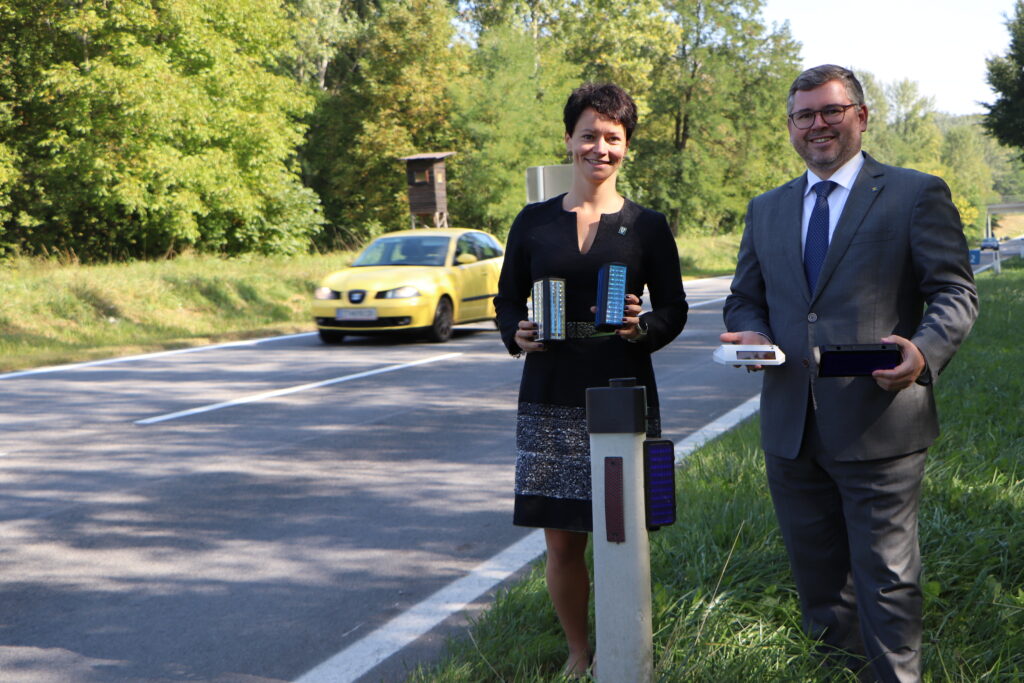 Wild & Verkehr: Sylvia Scherhaufer und Ludwig Schleritzko an einer Bundesstraße mit Wildwarngerät