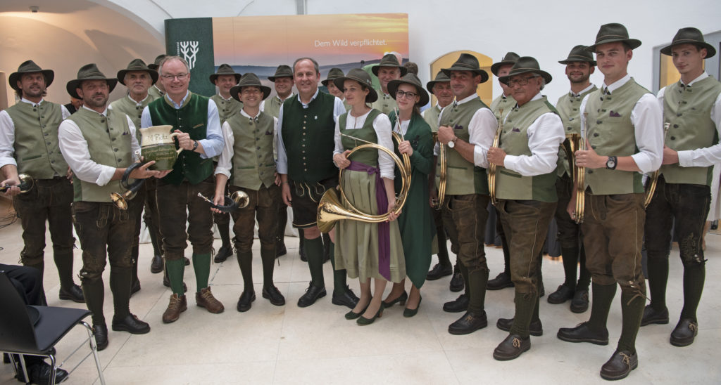 Stephan Pernkopf und Josef Pröll mit der Siegergruppe des Jagdhornwettbewerbs