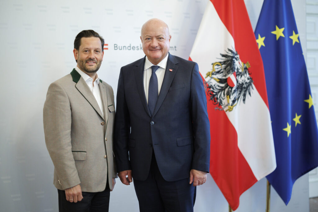 Bild: Das Waffengesetz und klimafitte Lebensräume standen im Fokus des Antrittsbesuchs von Niederösterreichs Landesjägermeister Christoph Metzker (li.) bei Bundeskanzler Christian Stocker (re.).