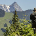 Jäger vor Bergpanorama