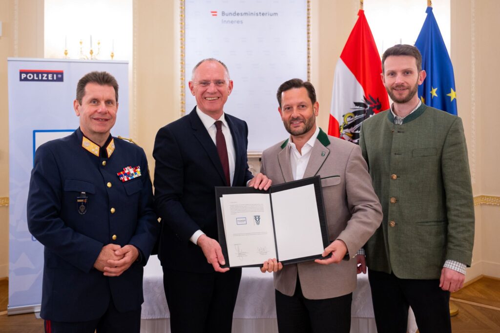 Mit der Unterzeichnung einer Kooperationsvereinbarung im Rahmen von GEMEINSAM.SICHER bauen das Bundesministerium für Inneres (BMI) und der niederösterreichische Landesjagdverband ihre Zusammenarbeit weiter aus. Die Vereinbarung unterzeichneten Innenminister Gerhard Karner und Landesjägermeister Christoph Metzker.